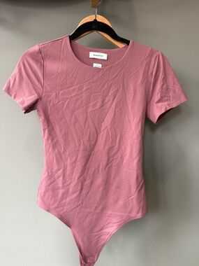 Aritzia Babaton Rose-Mauve Short Sleeve Scoop Neck Bodysuit
